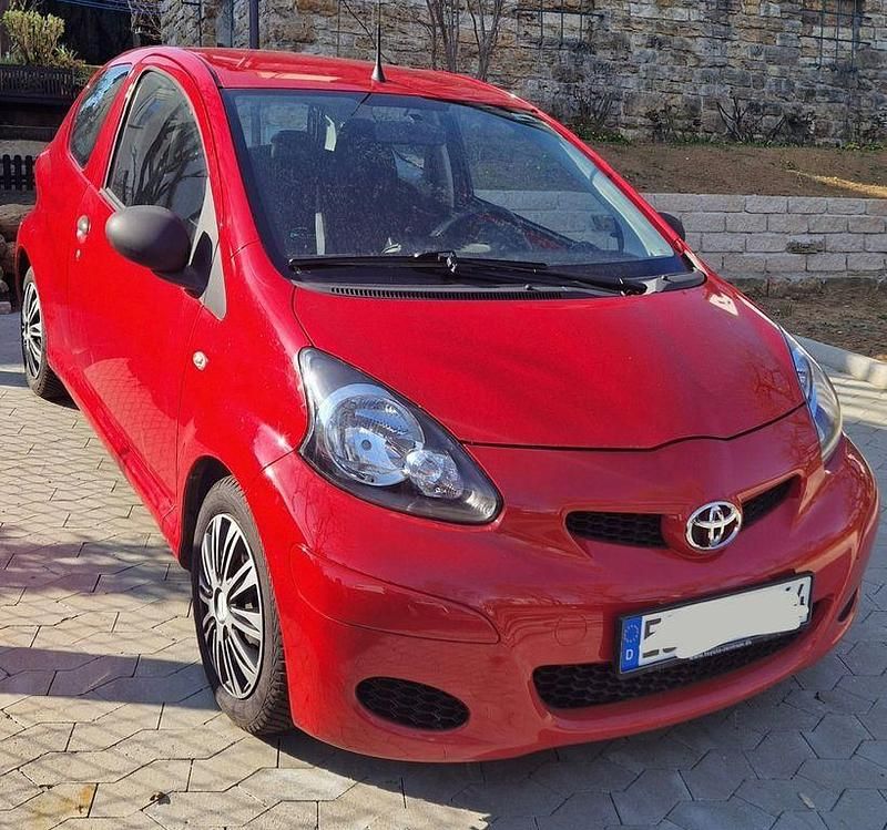 Gebraucht Toyota Aygo 68 PS (50 kW) 2010 Rot Kleinwagen
