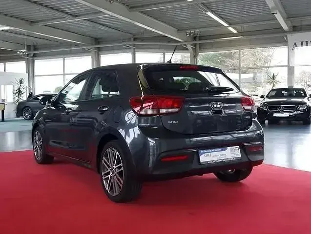 Gebraucht Kia Rio 101 PS (74 kW) 2017 Grau Limousine