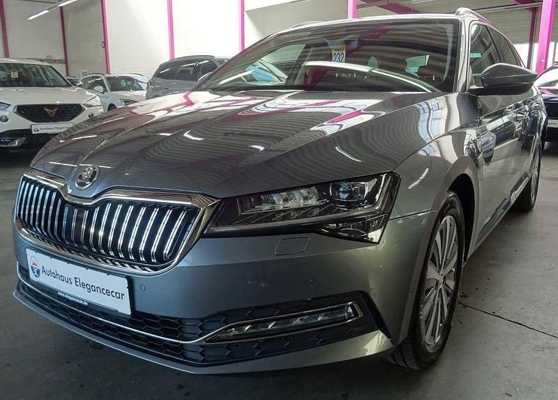 Grau Gebraucht 2022 Skoda Superb Style Limousine | 25.849 € (Fairer Preis) - Bild 1/4