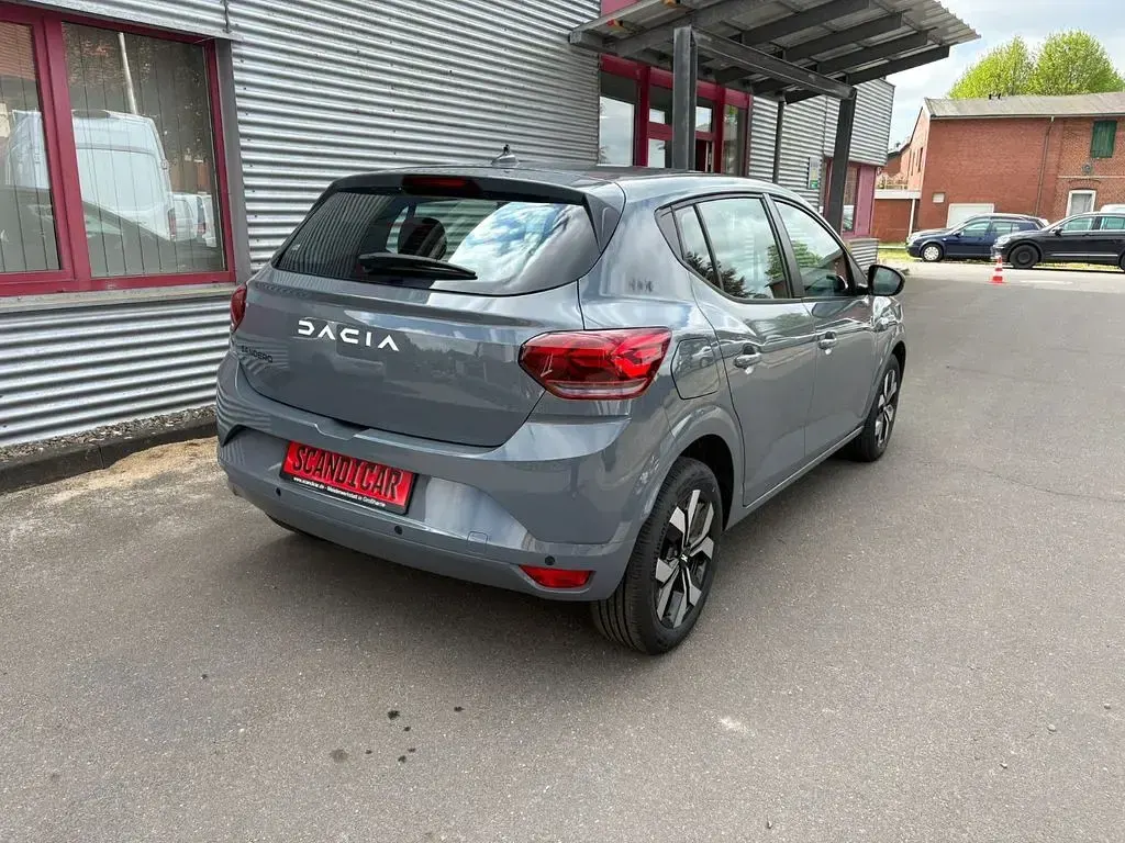 Używany Dacia Sandero Expression 91 KM (66 kW) 2025 Szary Sedan/Limuzyna