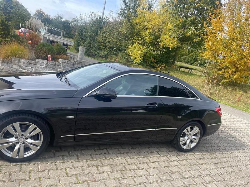 Gebraucht Mercedes E350 231 PS (169 kW) 2010 Schwarz Coupé