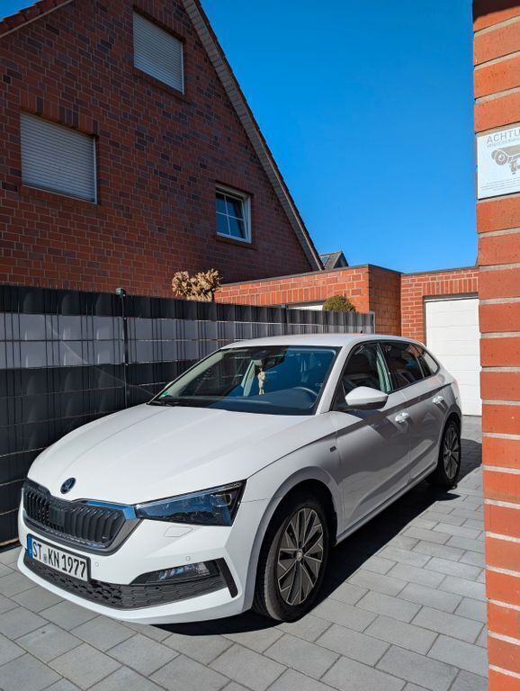Weiß Gebraucht 2023 Skoda Scala Tour Kleinwagen | 19.600 € (Fairer Preis) - Bild 1/4