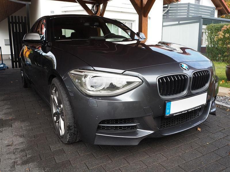 Grau Gebraucht 2014 BMW M135 Performance Kleinwagen | 16.500 € (Superpreis) - Bild 1/4
