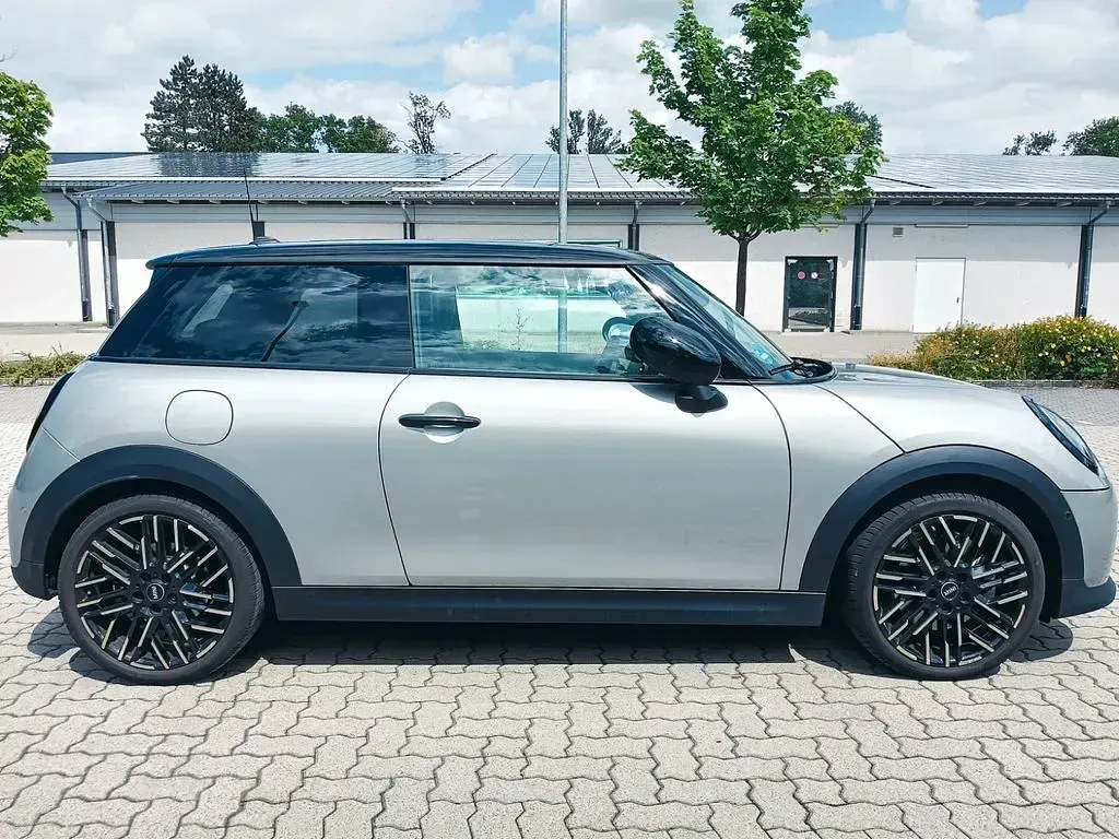 Gebraucht Mini Cooper Favoured 156 PS (114 kW) 2024 Silber Kleinwagen