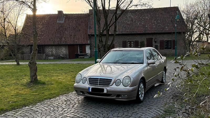 Gebraucht Mercedes E320 224 PS (164 kW) 2001 Gold Limousine