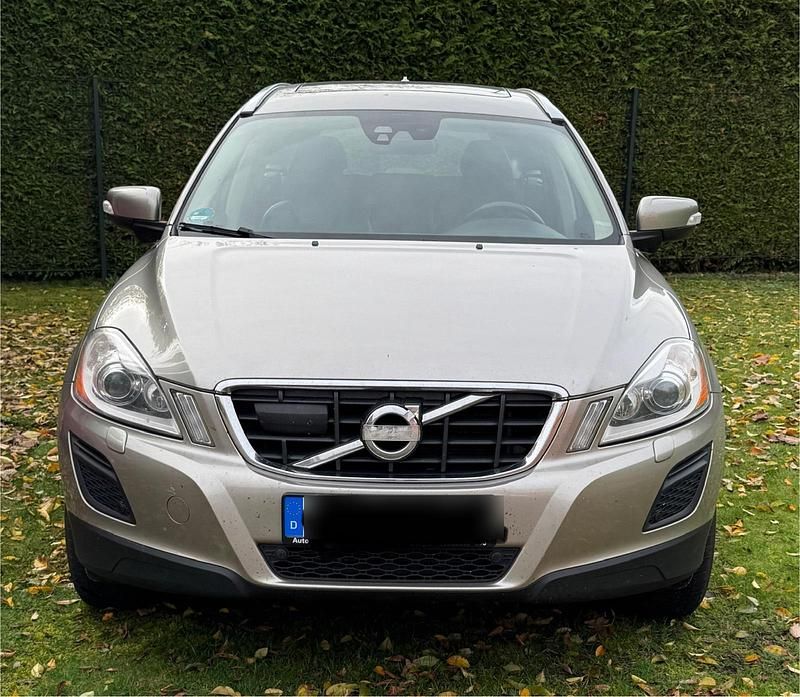 Grau Gebraucht 2012 Volvo XC60 Summum SUV | 9.500 € (Guter Preis) - Bild 1/4