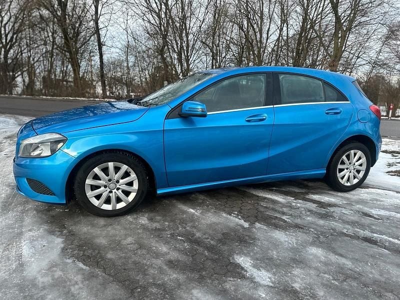 Gebraucht Mercedes A180 Edition 123 PS (90 kW) 2013 Blau Kleinwagen