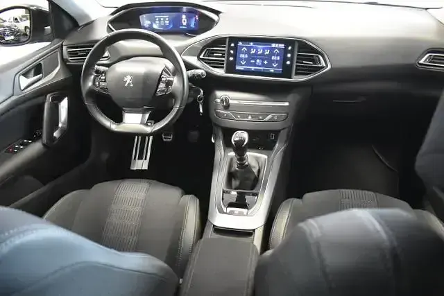 Gebraucht Peugeot 308 Allure 131 PS (96 kW) 2021 Schwarz perla nera Kombi