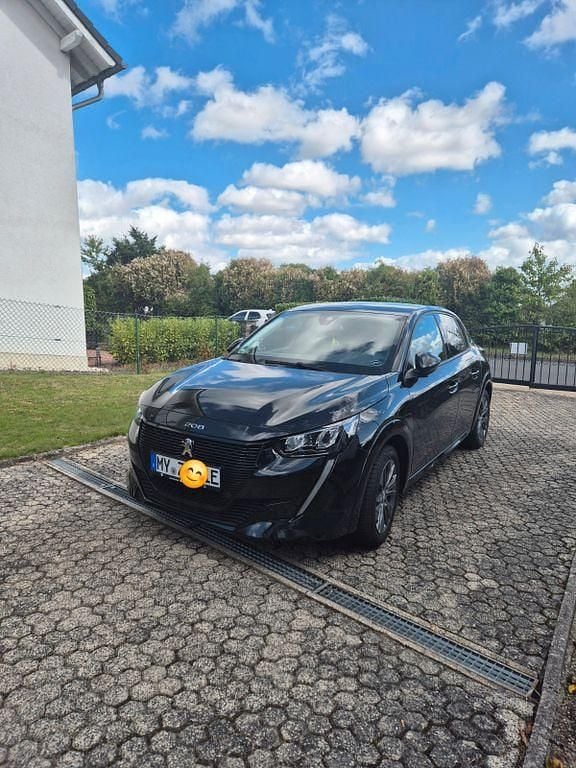 Schwarz Gebraucht 2023 Peugeot e-208 Allure+ Kleinwagen | 21.950 € (Fairer Preis) - Bild 1/4