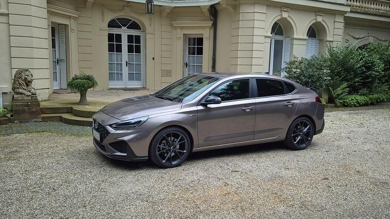 Braun Gebraucht 2021 Hyundai i30 N Line Limousine | 22.499 € (Teuer) - Bild 1/4