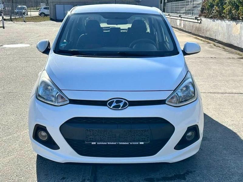 Gebraucht Hyundai i10 67 PS (49 kW) 2015 Weiß Kleinwagen