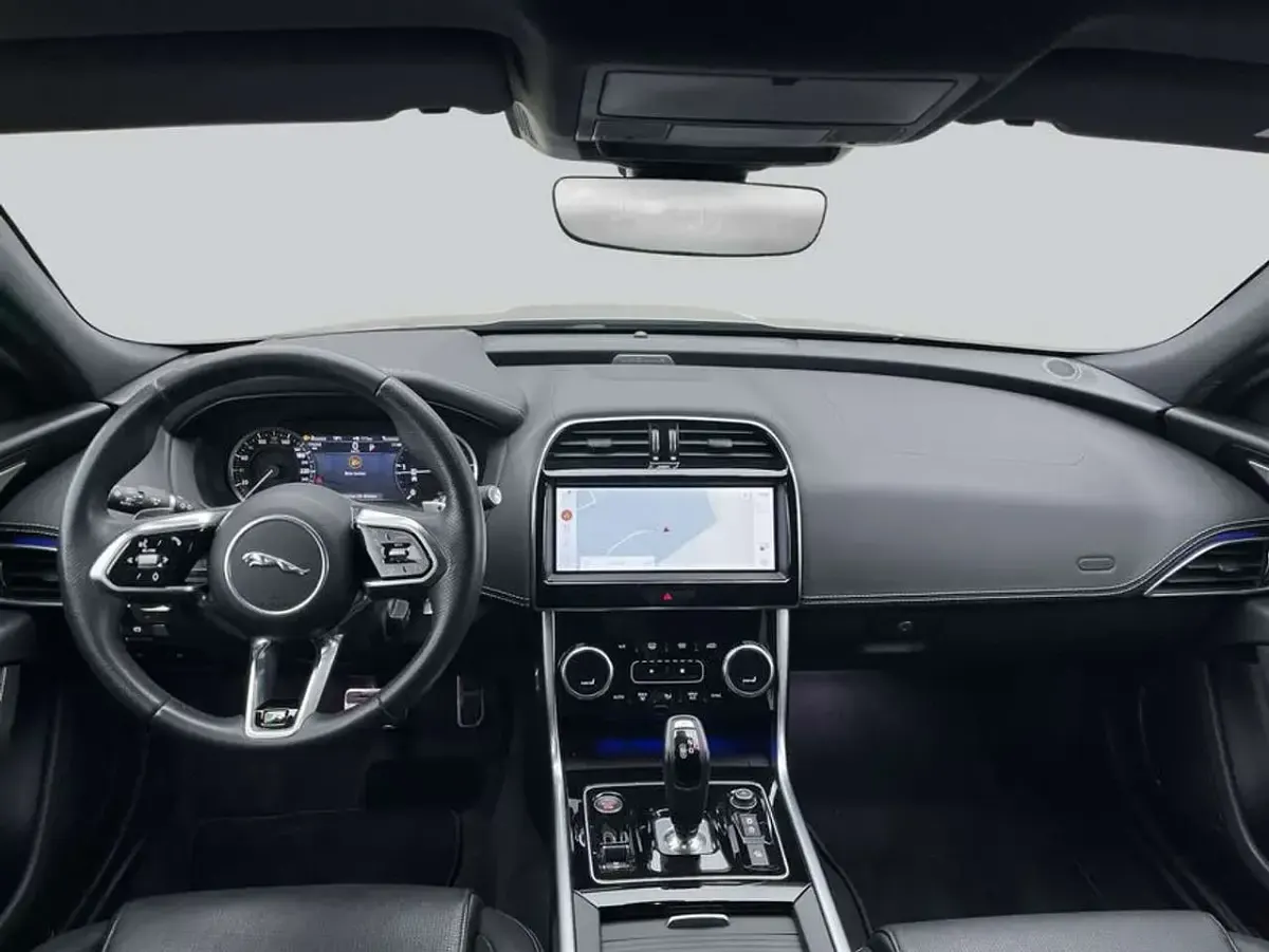 Gebraucht Jaguar XE R-Dynamic 206 PS (151 kW) 2023 Grau Limousine