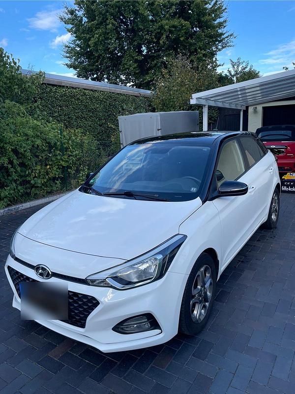 Weiß Gebraucht 2020 Hyundai i20 Active Limousine | 9.850 € (Superpreis) - Bild 1/4