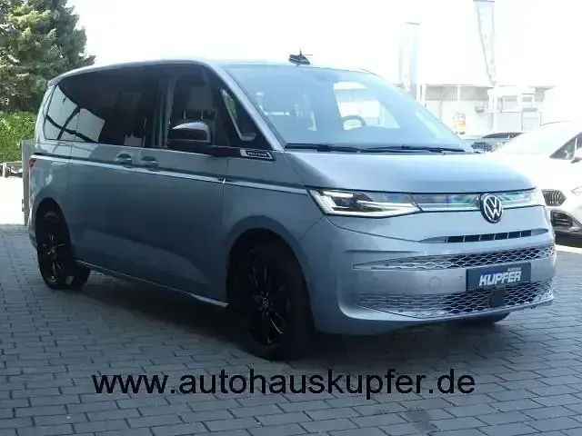 Gebraucht VW Multivan Style 150 PS (110 kW) 2024 Silber Van / Kleinbus