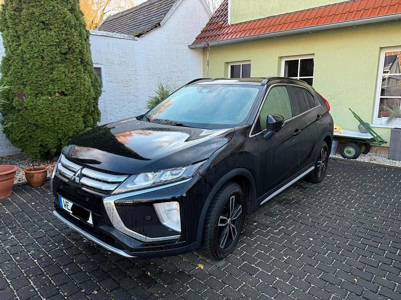 Schwarz Gebraucht 2018 Mitsubishi Eclipse Cross Intro Edition SUV | 15.250 € (Guter Preis) - Bild 1/4