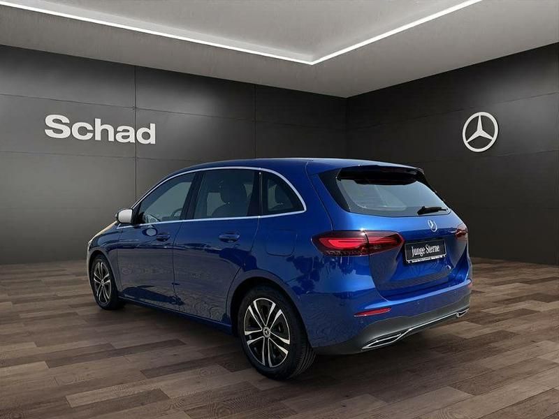 Gebraucht Mercedes B200 163 PS (119 kW) 2024 Blau Kleinwagen