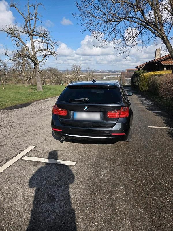 Gebraucht BMW 320 184 PS (135 kW) 2012 Schwarz Kombi