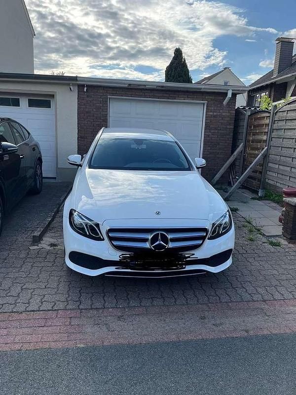 Gebraucht 2018 Mercedes E200 Avantgarde Kombi | 27.500 € (Etwas zu teuer) - Bild 1/4