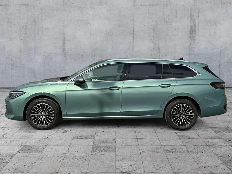 Gebraucht VW Passat Elegance 150 PS (110 kW) 2025 Maripositgrün metallic Kombi