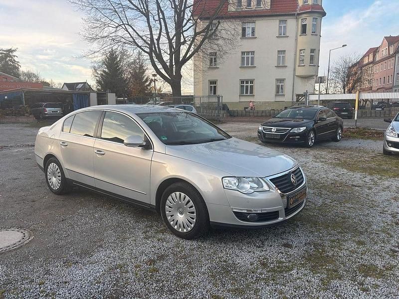 Silber Gebraucht 2010 VW Passat Comfortline Limousine | 2.999 € (Superpreis) - Bild 1/4