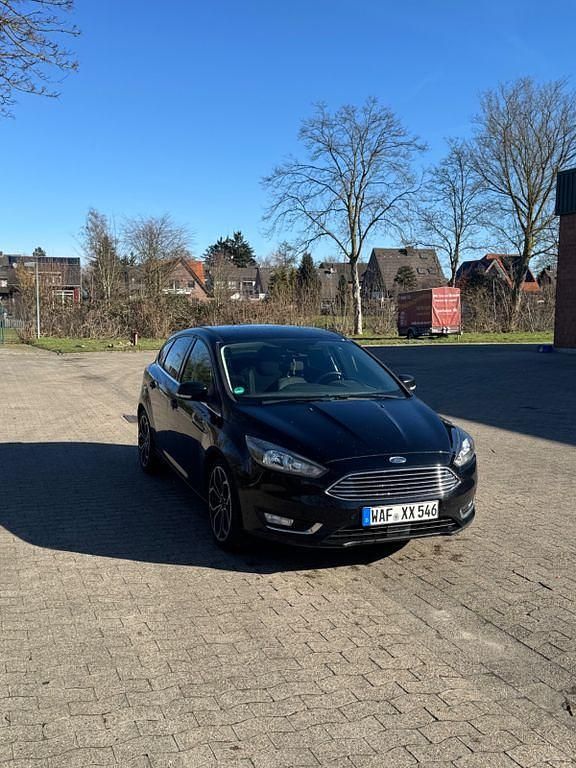 Gebraucht Ford Focus Titanium 120 PS (88 kW) 2016 Schwarz Limousine