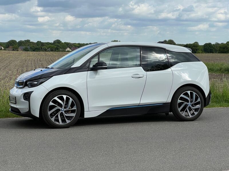 Weiß Gebraucht 2016 BMW i3 Comfort Edition Kleinwagen | 13.500 € (Fairer Preis) - Bild 1/4