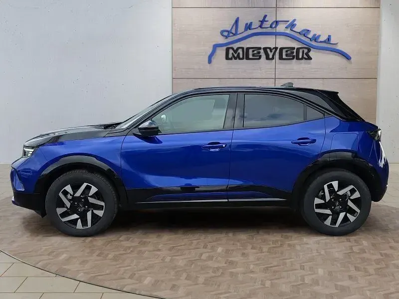 Neu Opel Mokka 136 PS (100 kW) 2025 Kolibri blau / schwarz SUV