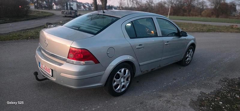 Gebraucht Opel Astra 115 PS (84 kW) 2009 Gold Kleinwagen