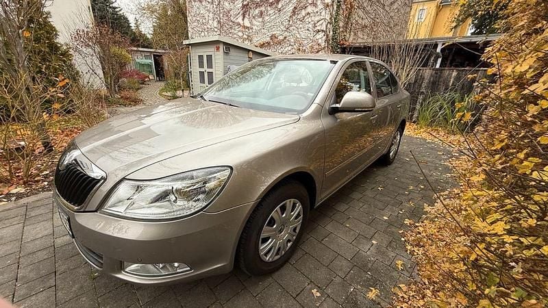 Beige Gebraucht 2010 Skoda Octavia Ambiente Limousine | 6.720 € (Superpreis) - Bild 1/4