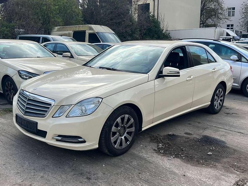 Hellelfenbein Gebraucht 2013 Mercedes E200 Limousine | 4.999 € (Fairer Preis) - Bild 1/4
