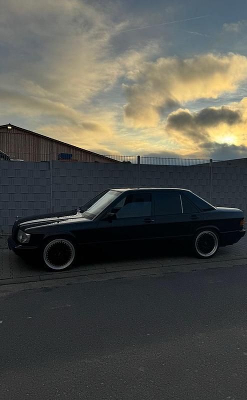 Schwarz Gebraucht 1990 Mercedes 190 Limousine | 11.000 € - Bild 1/4