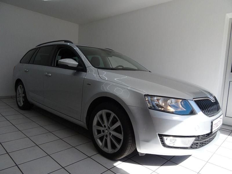 Silber Gebraucht 2016 Skoda Octavia Ambition Kombi | 10.250 € (Fairer Preis) - Bild 1/4