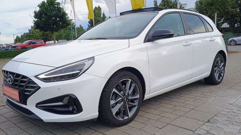 Weiß Gebraucht 2021 Hyundai i30 Edition 30 Limousine | 18.500 € (Etwas zu teuer) - Bild 1/4