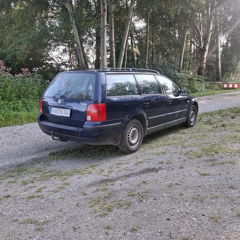 Blau Gebraucht 2000 VW Passat Kombi | 750 € (Superpreis) - Bild 1/4