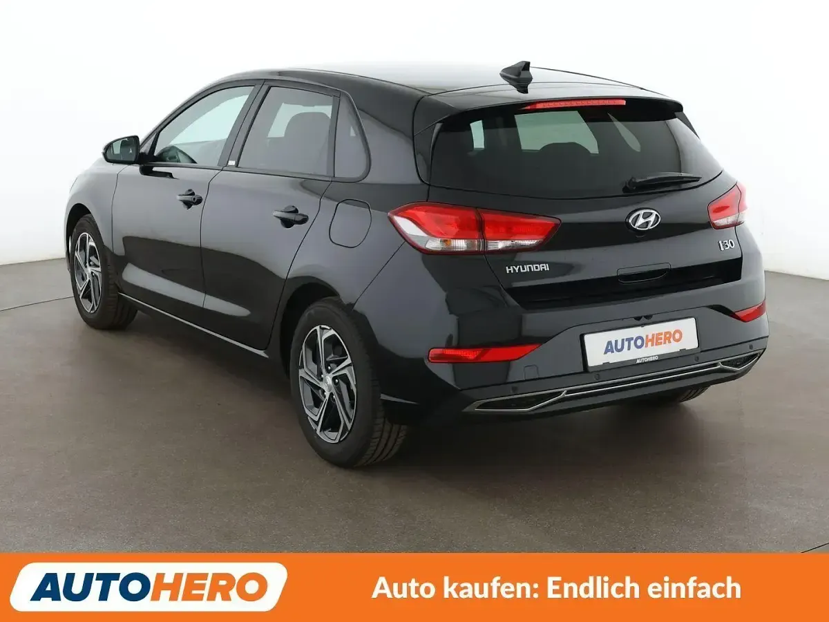 Gebraucht Hyundai i30 Intro Edition 110 PS (80 kW) 2020 Schwarz Limousine