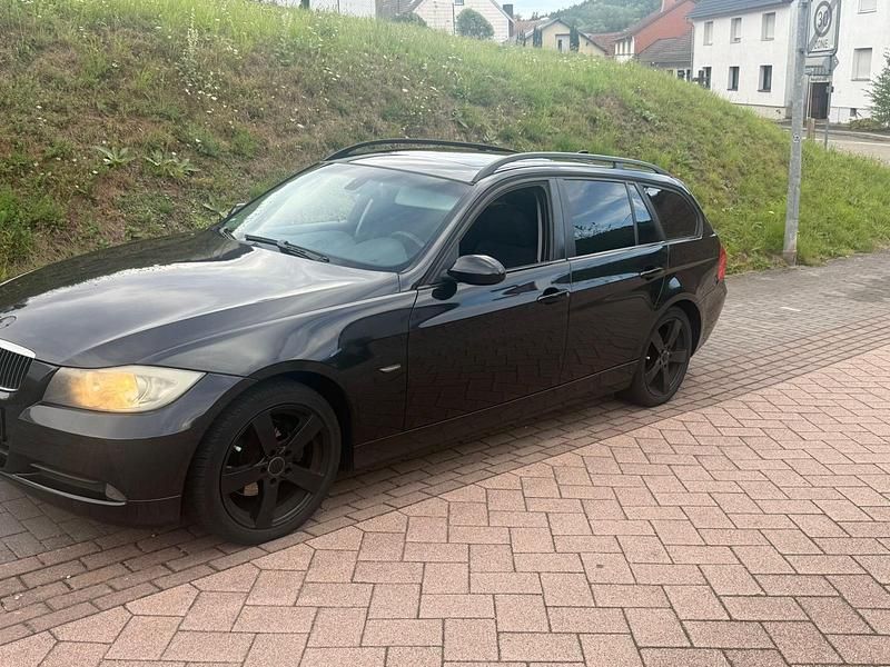 Schwarz Gebraucht 2007 BMW 320 Kombi | 1.700 € (Superpreis) - Bild 1/4
