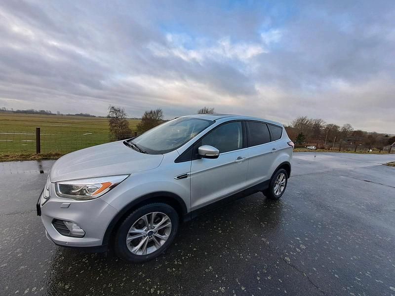 Gebraucht Ford Kuga Titanium 150 PS (110 kW) 2017 Silber SUV
