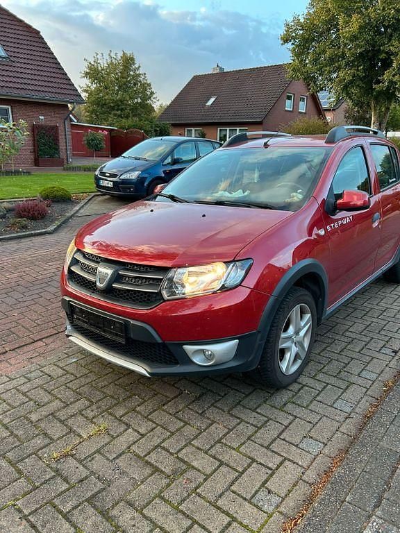 Rot Gebraucht 2013 Dacia Sandero Prestige Kleinwagen | 2.999 € (Guter Preis) - Bild 1/4