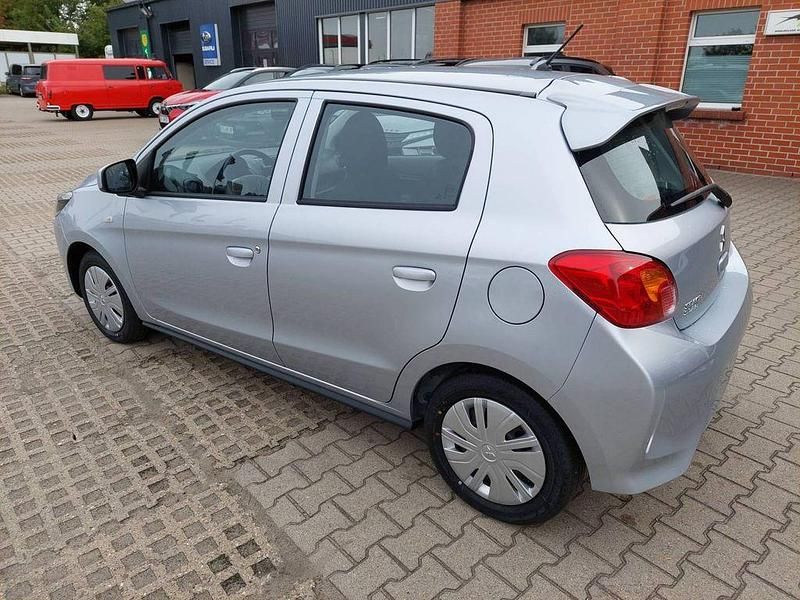 Gebraucht Mitsubishi Space Star Basis 71 PS (52 kW) 2024 Silber Limousine