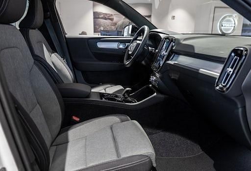 Neu Volvo XC40 Plus 163 PS (119 kW) 2026 Weiß SUV