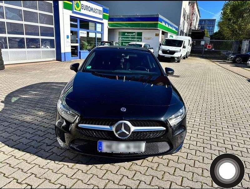 Gebraucht Mercedes A180 116 PS (85 kW) 2019 Schwarz Limousine