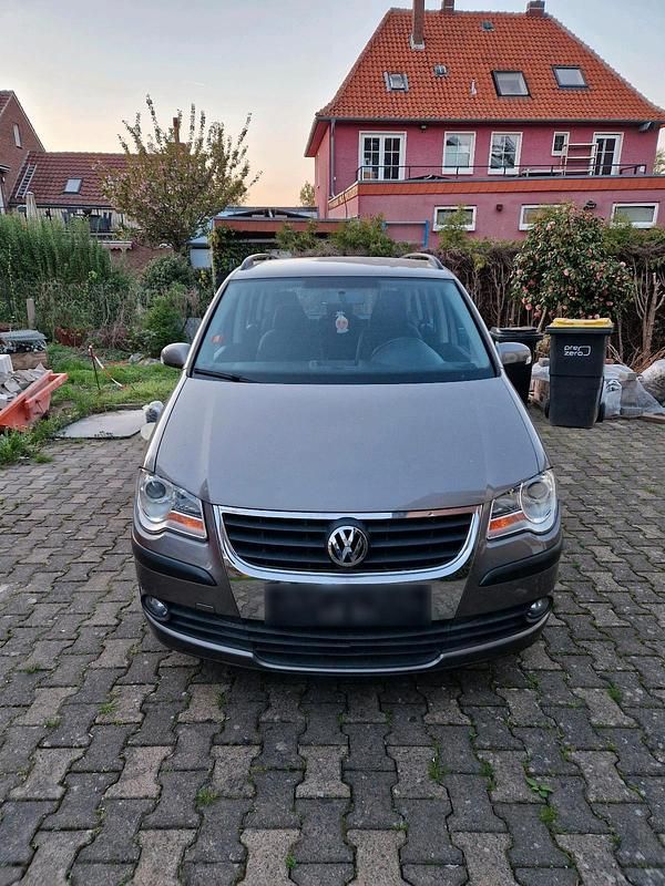 Grau Gebraucht 2008 VW Touran Van / Kleinbus | 5.600 € (Etwas zu teuer) - Bild 1/4