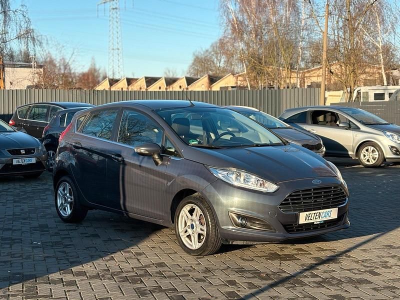 Grau Gebraucht 2013 Ford Fiesta Titanium Kleinwagen | 5.499 € (Fairer Preis) - Bild 1/4