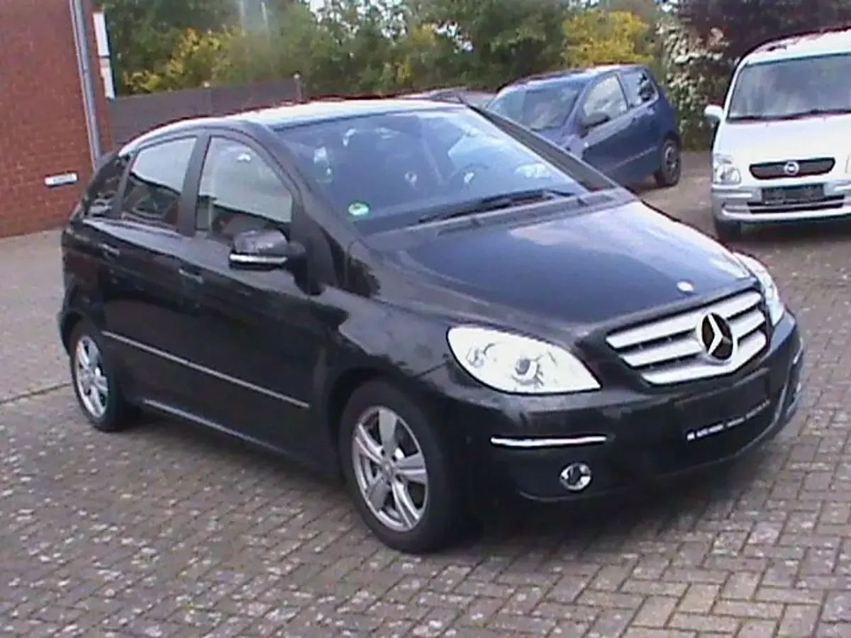 Gebraucht Mercedes B200 140 PS (102 kW) 2010 Kosmosschwarz  metalliclack Van / Kleinbus
