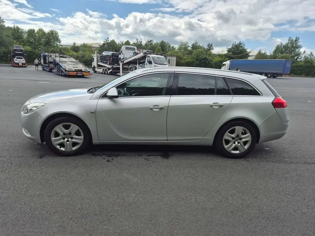 Gebraucht Opel Insignia Selection 110 PS (80 kW) 2011 Silber Kombi