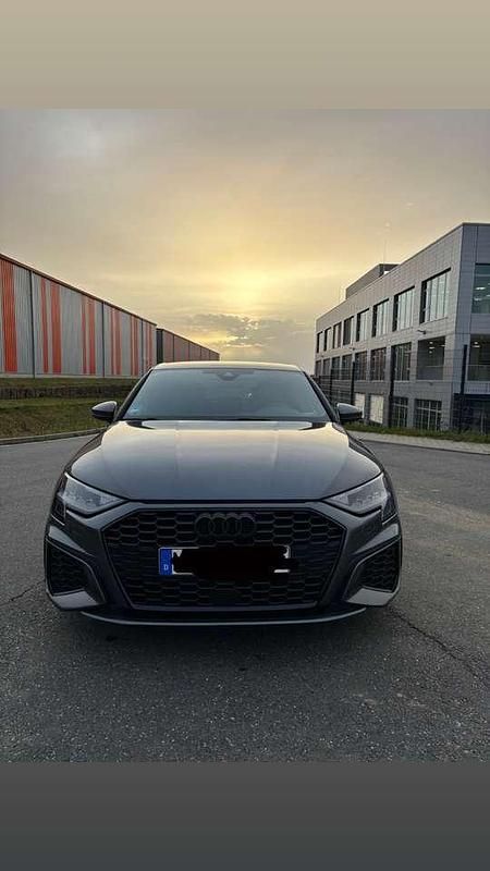 Grau Gebraucht 2023 Audi A3 S-Line Limousine | 37.500 € - Bild 1/4