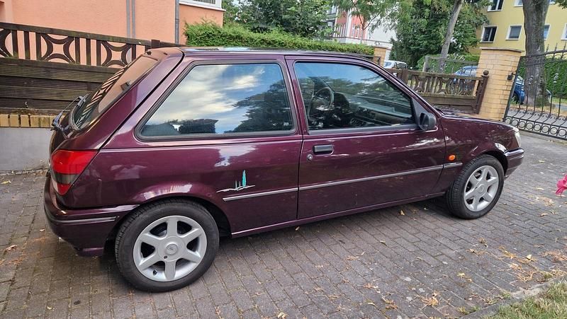 Gebraucht Ford Fiesta 60 PS (44 kW) 1994 Violet Kleinwagen