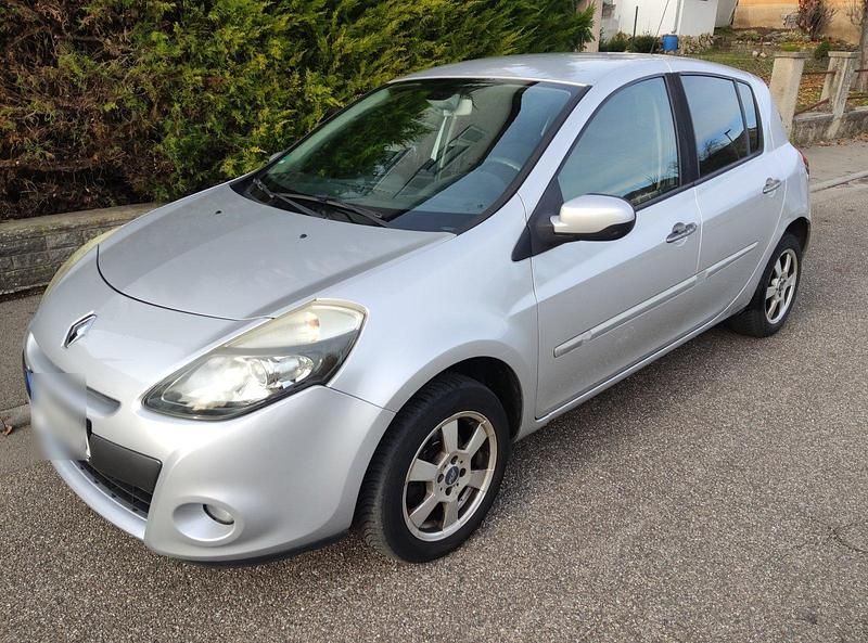 Silber Gebraucht 2010 Renault Clio III Kleinwagen | 2.500 € - Bild 1/4