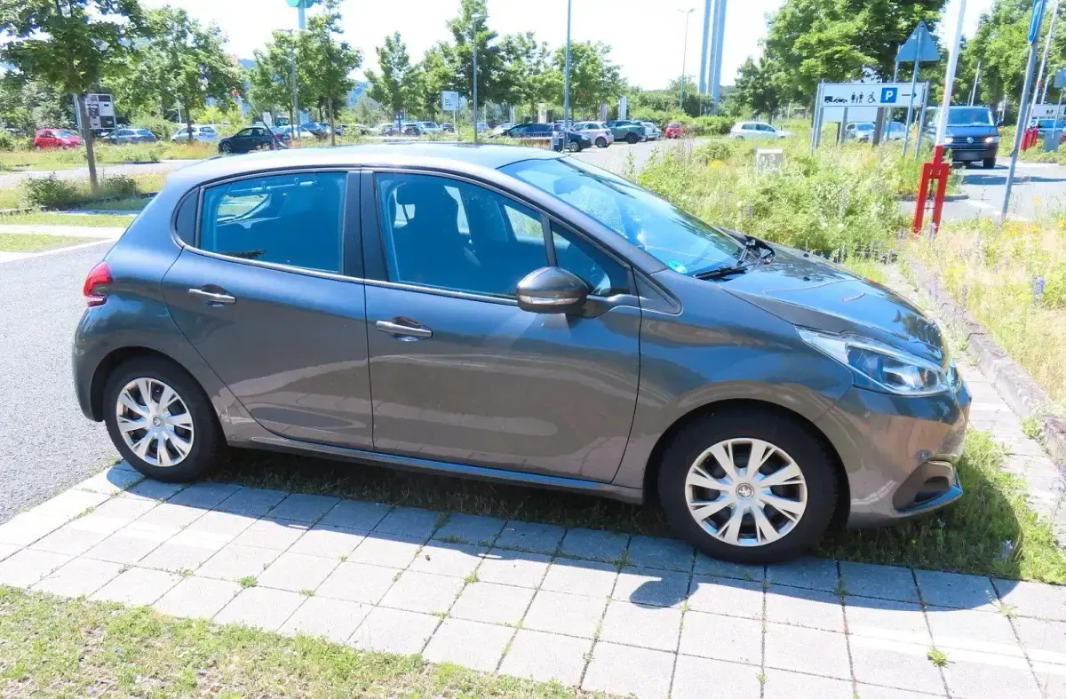 Gebraucht Peugeot 208 Style 83 PS (61 kW) 2018 Grau Kleinwagen