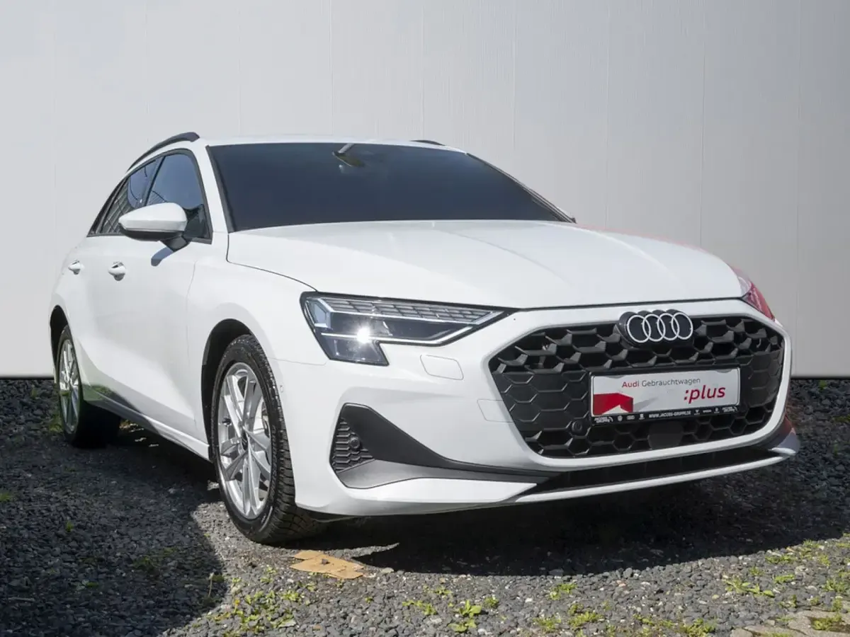 Gebraucht Audi A3 Sportback e-tron Ambiente 204 PS (150 kW) 2025 Gletscherweiß metallic Kleinwagen